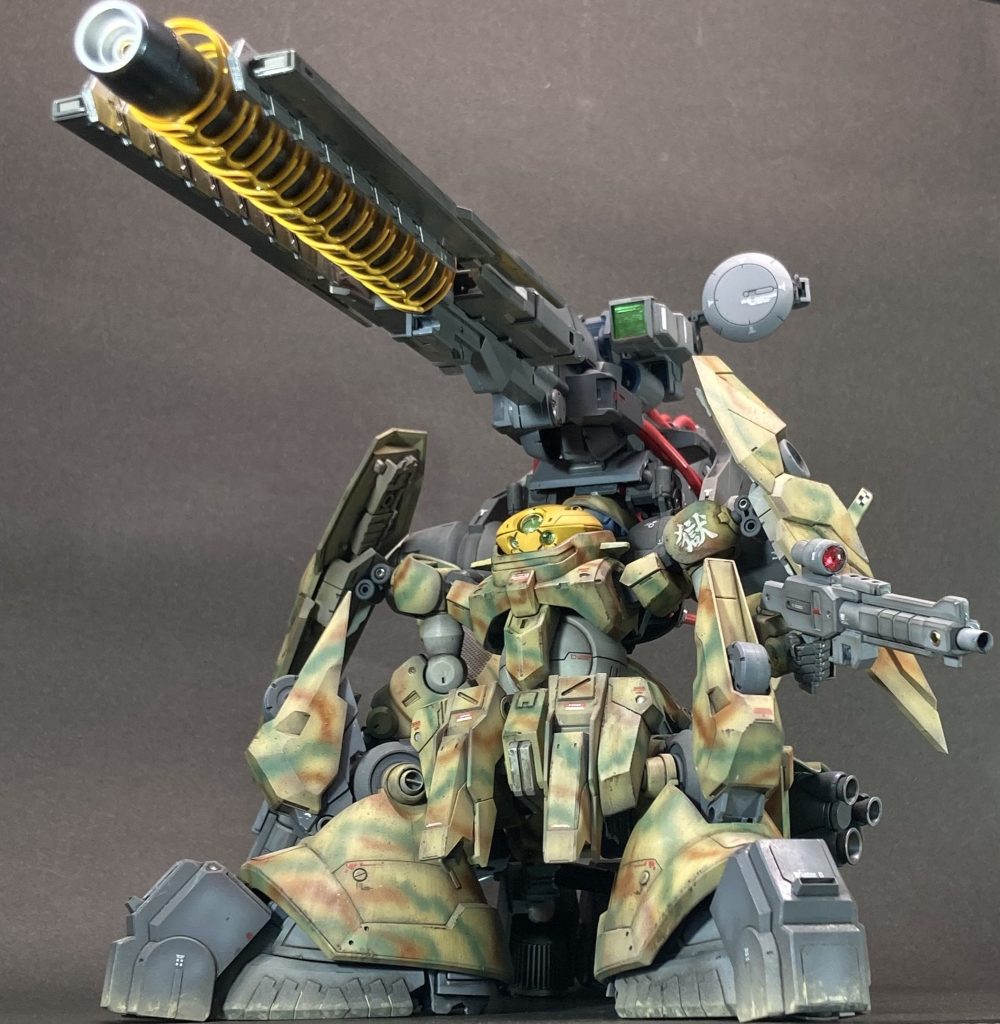 　活動の本格化に伴い、戦艦を持たないイエローベレーではあるが、戦艦並みの荷電粒子砲の必要性は高まっていた。　そこで開発されたのが、荷電粒子砲の搭載だけに焦点を絞った、このグリモア［キメラ・モンスター」である。荷電粒子砲を運用できるだけのエネルギー供給、そして、重い荷電粒子砲を搭載したままで移動できる機体、そういった難問に強引に答えを出したアンバランスなＭＳではある。　複座式で、２名が搭乗しそれぞれ機体操作と火器管制を担当する。　機体番号は「１０」、象徴する文字は、争いごとの裁きや判決を意味する「獄」。