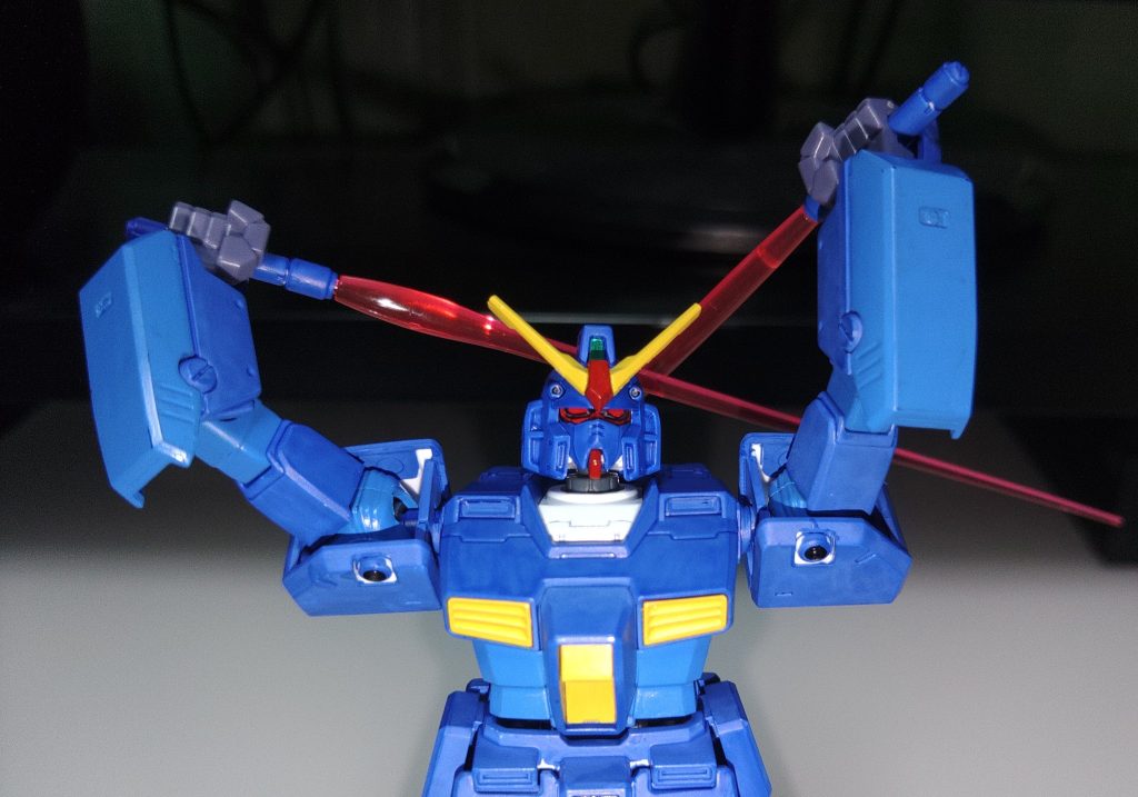 目元はガンダムマーカーだけで塗り分けました。こんな細かいパーツ部分でマスキングテープ使う人って…いるんだろうなぁ。