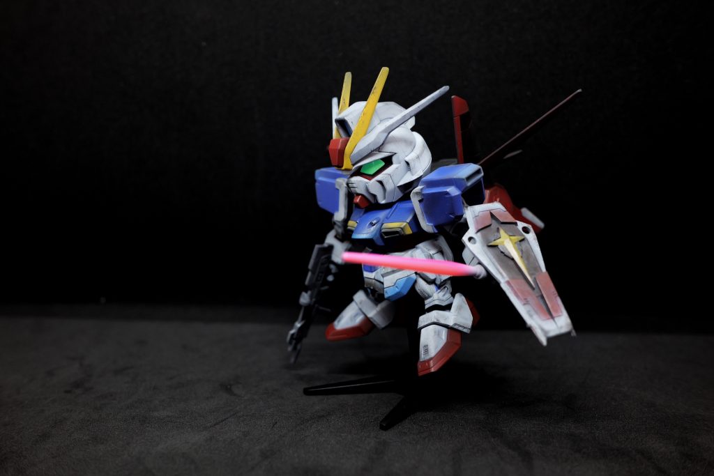 SDで塗装まで行った事がなく、他の合間の作成でしたが、これはこれで楽しく作れました。現在はMG Hi-νをメインにHGのグフカスタム辺りを手をつけています。積みが減りません…