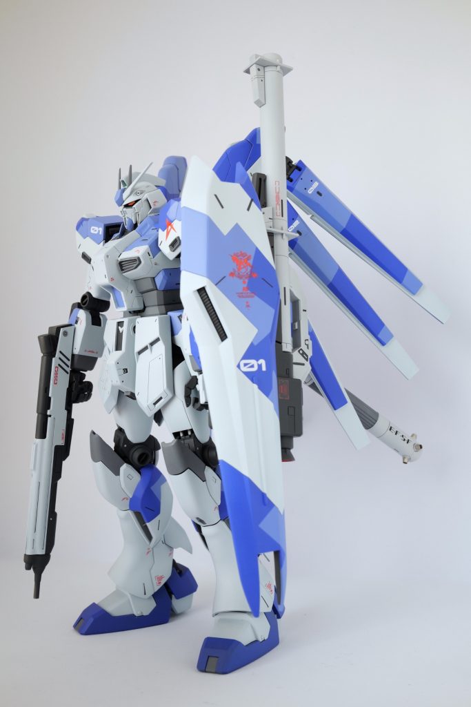 今回のポイントは元のスプリッターに追加、紫寄りの青2色で塗り分けています。また、マスクがとても出っ張っているので、少し削って角度を調整、若干引いたようにしています。後はバズーカのやり場に困ったのでシールドに懸架できるようマグネット固定しています。これで密度感が上がった気がしています。