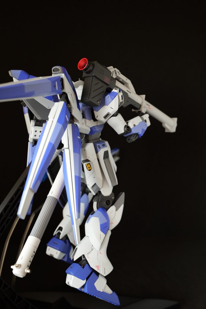 バズーカを構えて。背面はレッドのメタリックでワンポイント。