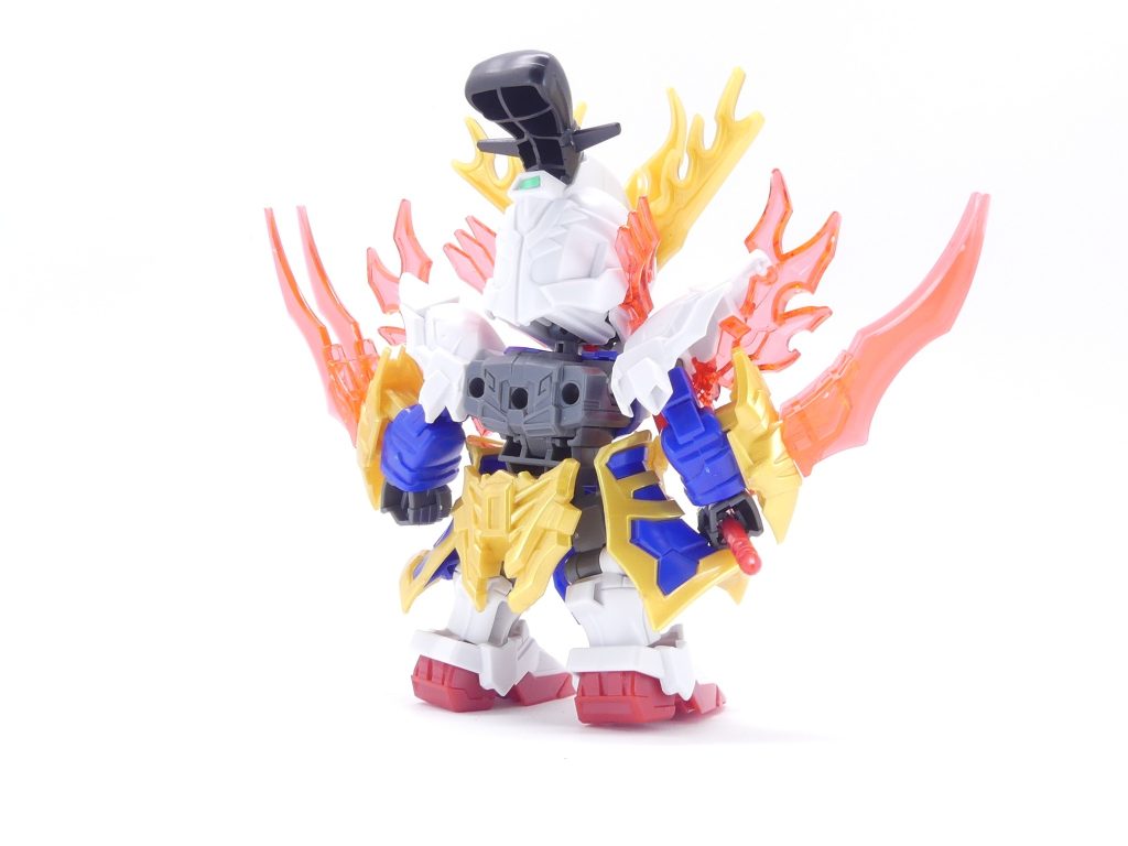 必殺技「爆熱炎翔拳（使用不可能）」：エバーランドでは、ＧＰ（ガンプラパワー）の高さによって攻撃・必殺技の威力が可変する。ＧＢＮで言う「ガンプラの出来で特殊能力を使えるようになる」とほぼ同じ。いくら恒星一つ分のパワーを持っている設定の技でも、ＧＰが低ければビームライフル一発分程度にしかならない。素組みで丁寧に作っているわけでもないこの時点のゴッドは必殺技を使用できないのだ。･･･そもそもサクラが必殺技の存在を知ったのは初ログインの後である。後ろから。まっさらな姿です。