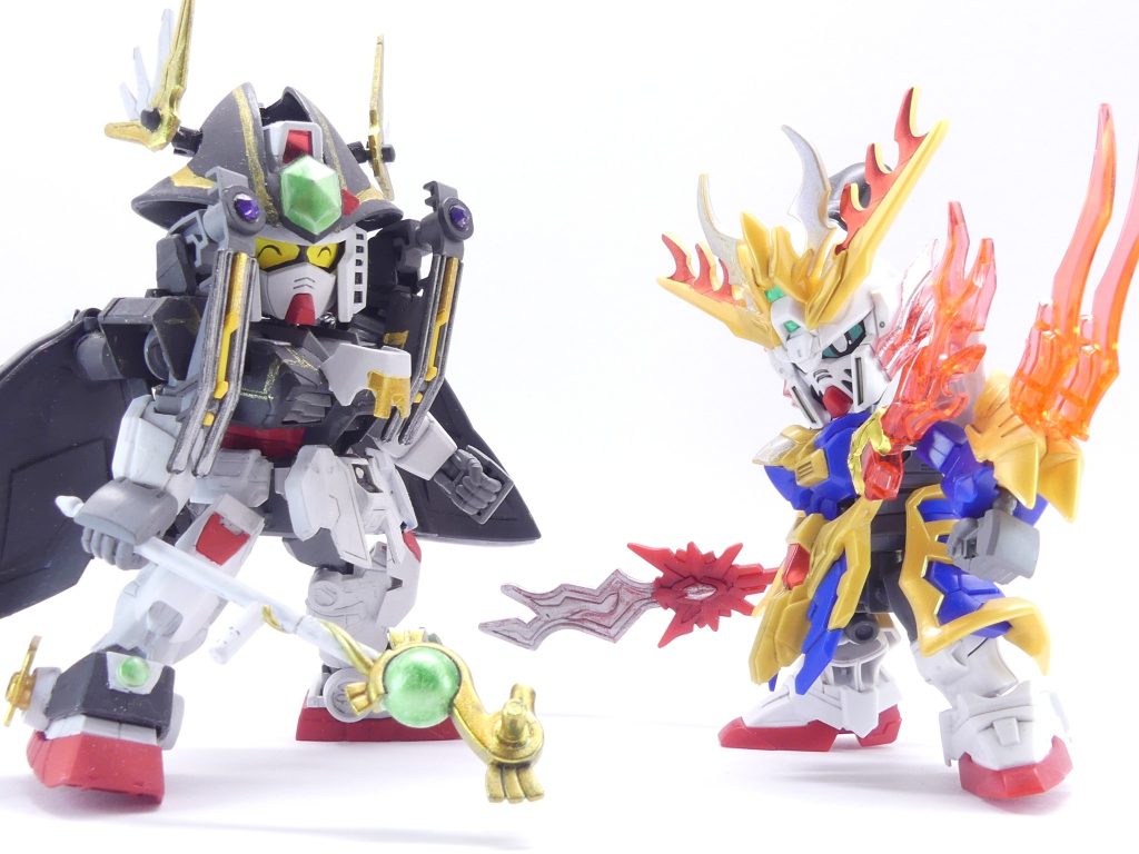 Page3「爆熱ボーイミーツガール」ＳＤガンダムの暮らす世界、「エバーランド」。そこにログインしたシイナ・アマミチは、とにもかくにもエバーランドの平和を守るために動き出すことになりました。とはいえ、父子共々手探りの日々です。まだ何も解りません。１９９Ｘ年に、アマミチの父・マサミチ達７人のＳＤガンダム使いが施したはずの封印は、なぜか破られていました。そして、「エバーブック」を持つ（はずの）７人以外にも、なぜか改造ガンプラの姿があるようなのです･･･ともかく、ここはエバーランド・ナイトリージョン。騎士ガンダムの世界です。ナイトリージョンの中心にいる王様に会うべく歩を進め始めたアマミチのガングリモワールでしたが･･･ガンニッパーが何かを感づきます。「助けを呼ぶ声だ！」深い森で、アマミチはそれを見つけ･･･その時、ガングリモワールの目が輝きました。「共鳴」。「エバーブック」を持つ者同士が、共鳴したのです！「サクラ、さん！？」「アマミチ！！？」しかも、彼らはまさかの、同じ学校の顔見知りではありませんか！&nbsp;
