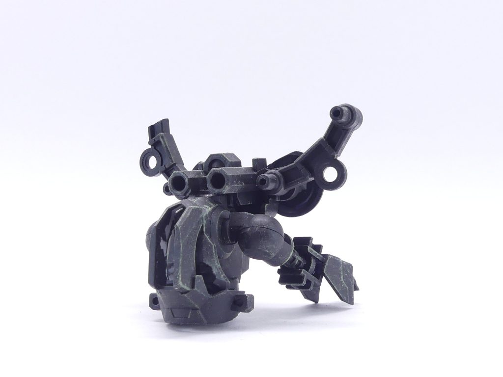 後ろから。ガンダム・エアリアル（改修型）のパーツを中心に構成。耳？部分が折れているように見えますがこれはわざとです。エアリアル改の足関節を使っているため腕が可動。ミスクの塗りは共通してつや消しブラックからシタデルのドライブラシ。
