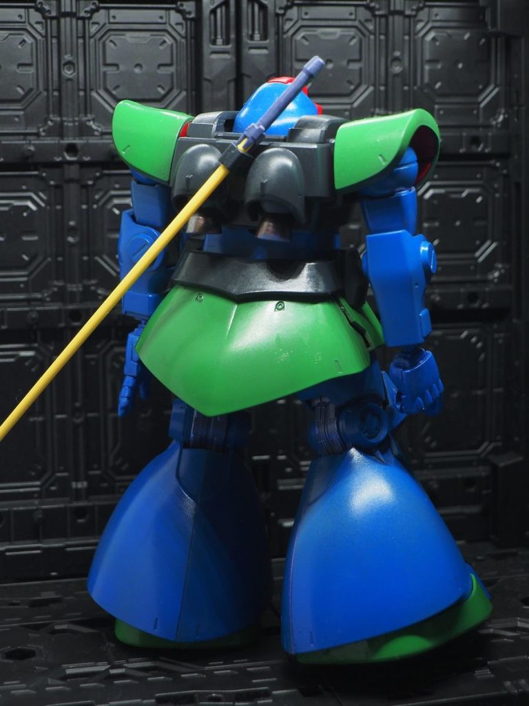 後は墨入れと部分塗装＆デカールですね(zaku-kao5)