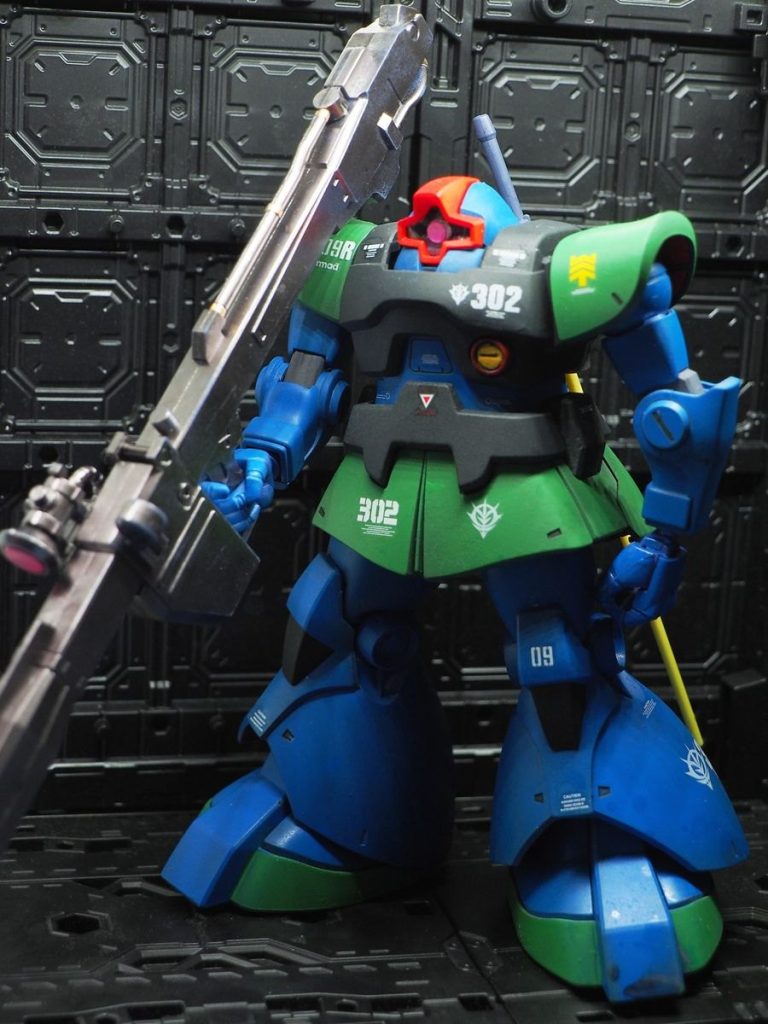 デカール貼って艶消し吹いただけですが、テカテカ状態よりは良くなりました(zaku-kao5)