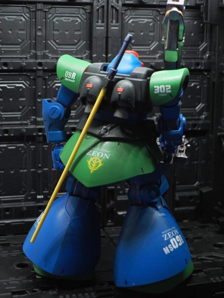 デカールが少なくなってしまって、あまり貼ってません(zaku-kao4)