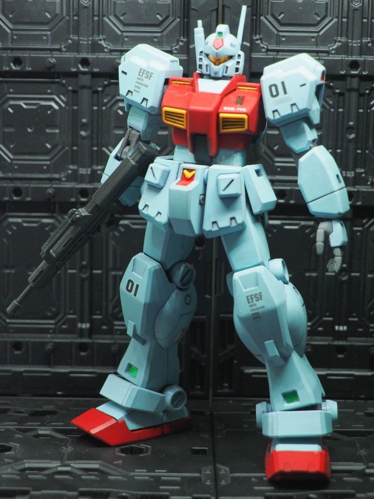 なので綺麗に塗れてません(gundam-kao5)気に入らないのでデカールも少ししか貼りませんでした(gundam-kao9)
