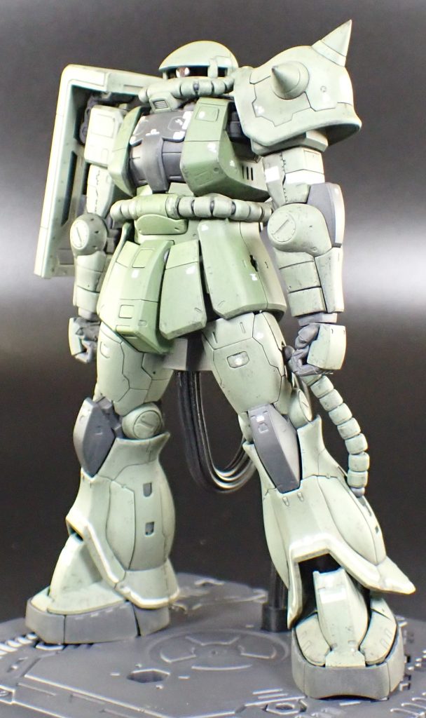 モノアイレールを狭く、スパイクアーマーのシャープ化、各部モールド彫り直し、また各部スラスターをオミットしてJ型風にしています。