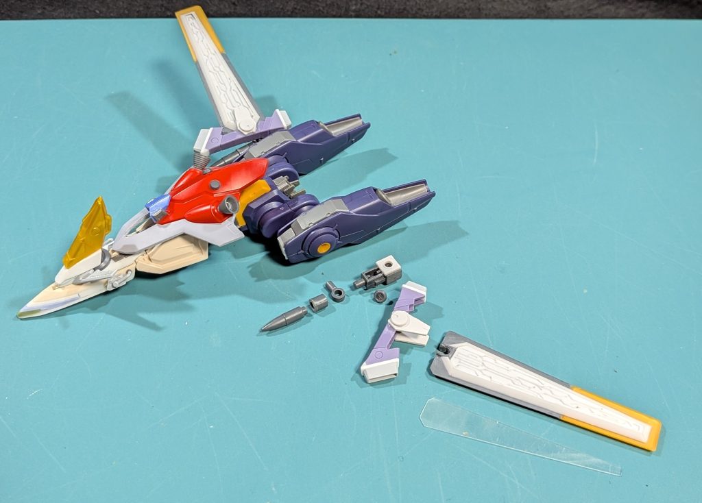 【ウィング基部の構造】支援機のウィングの基部に、カバーパーツを追加。（FAGドゥルガーの薄紫色の余剰パーツを改造したもの。）ツインキャノンを追加したのもこの頃だった記憶。（うろ覚え）サクッと完成させるつもりが、気付いたら3ヶ月くらい費やしていました。