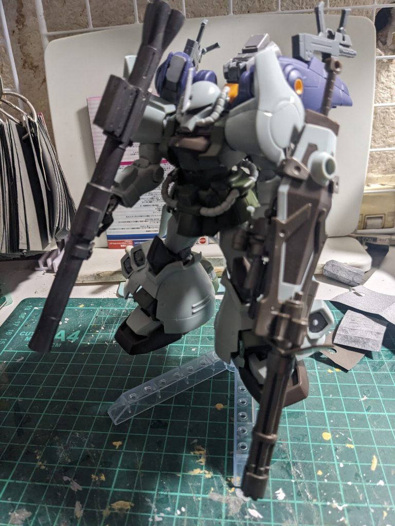 使用したのは旧キットではなく、ガンダムベースのグフフライトタイプです。旧キットにはなかった腰をはじめとした可動域外囲器暗示です。