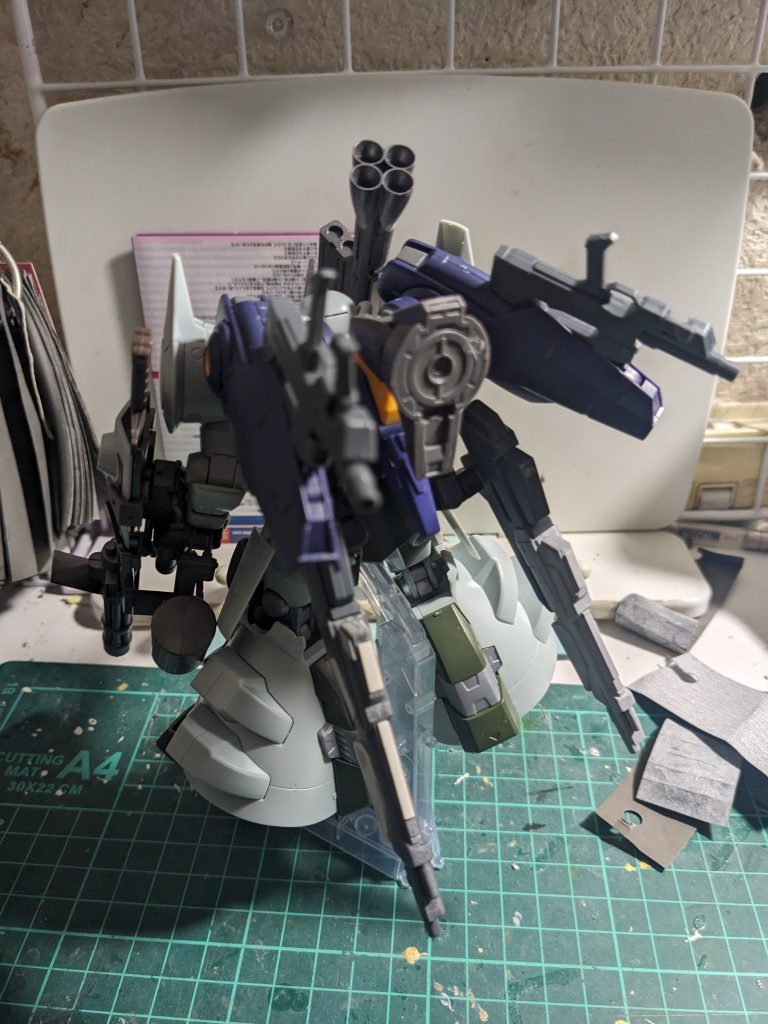 エアリエルの飛行ユニットを基礎に色々つけ加えました。重心が上に偏りすぎてしまいました。