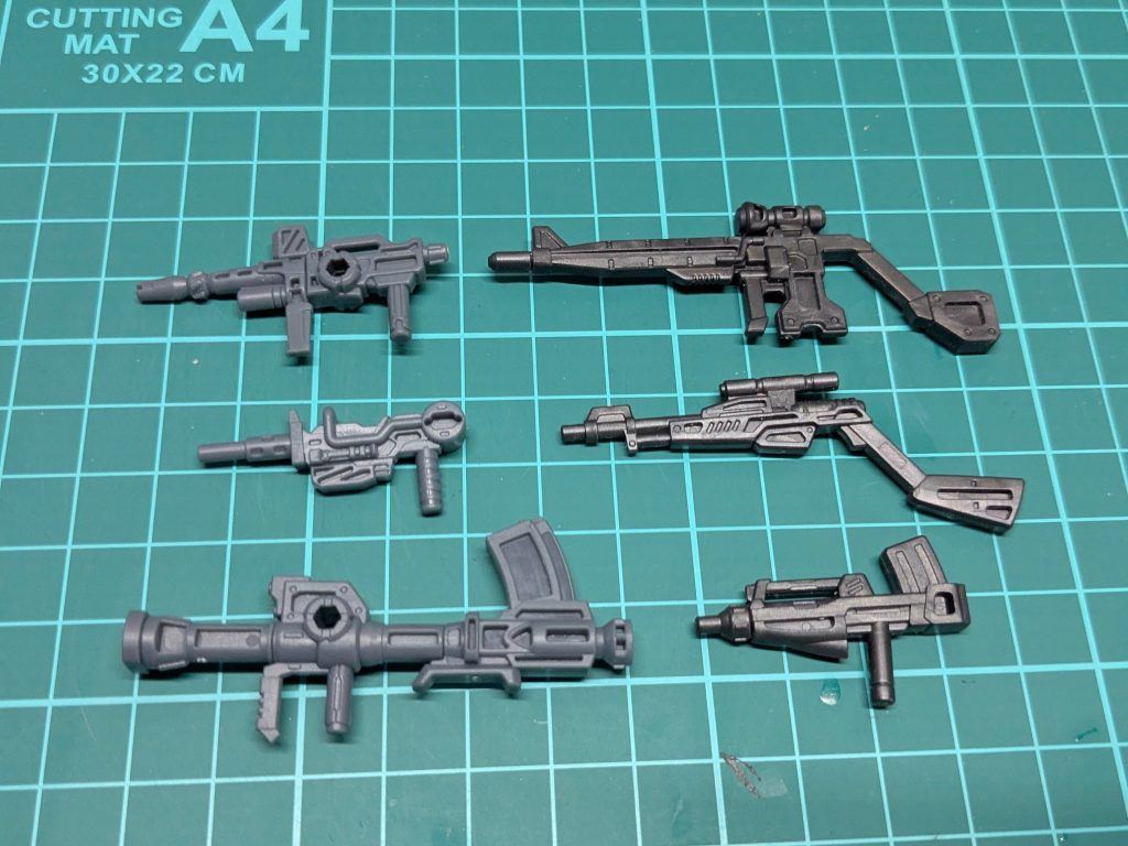 加工前の武器。肉抜き穴と側面に空いた接続穴を埋めるのが大変でした。