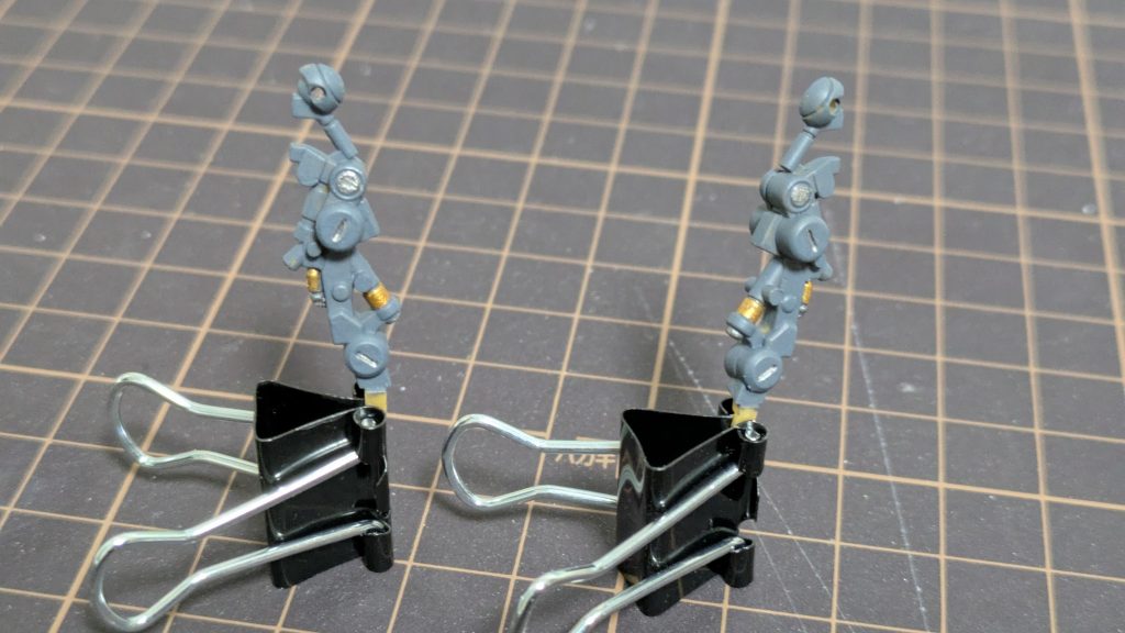 金属色で部分塗装。隠ぺい力・発色ともにグッド。はみ出してもちょろっとリタッチするだけで良いので、気軽に塗れます。