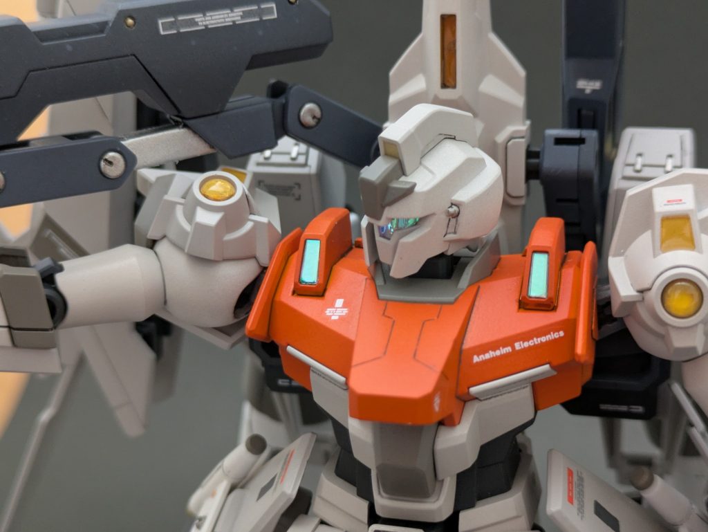 横撃ちを可能にする為の加工・ビームランチャーのフレームをシリンダー機構で延長。・背部ユニットのビームランチャーフレーム接続部を切削。・肩が当たるので背部ユニットを後方に３㎜移動。・脇を隠すために肩の丸パーツを反転+切削、胸横にパーツ追加&nbsp;