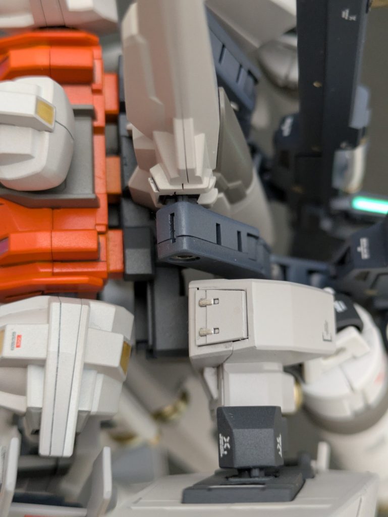 背部左右ユニットにミサイルハッチ追加。肩の角センサー、頭部センサーはUVレジン。肩の合わせ目は追加ラインでごまかす。