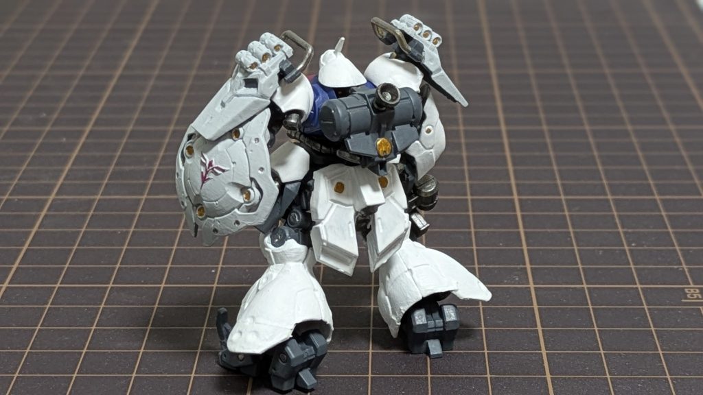 散りばめた金属色が良いアクセントになっています。シールドのエンブレムも思ったより綺麗に塗れました。