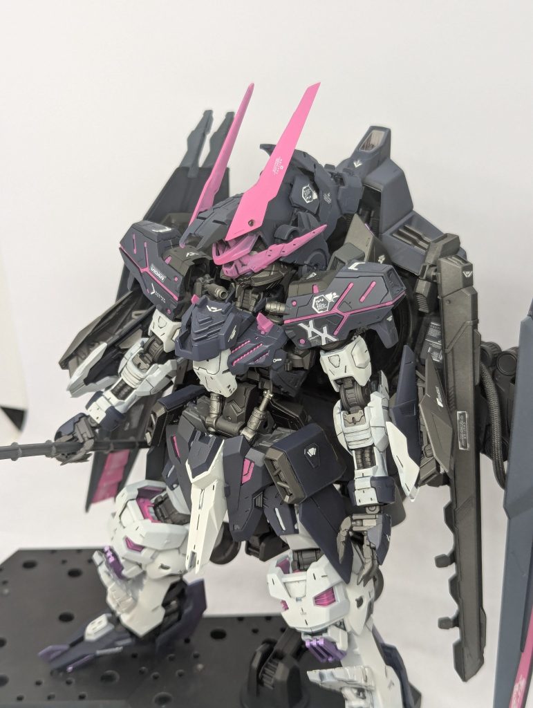 頭部の被り物はFM フォビドゥンのバックパックのアンテナとガンダムヴィダールを製作する際に発生するガンダムフレームの脚部余剰パーツをメインに加工しました。