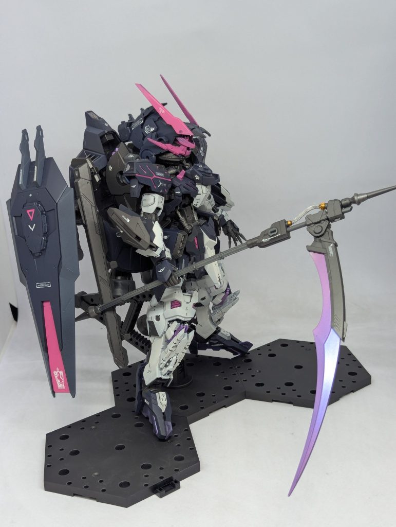 手持ち武器の大鎌と脚部のハンターエッジは偏光塗料で塗装しました。