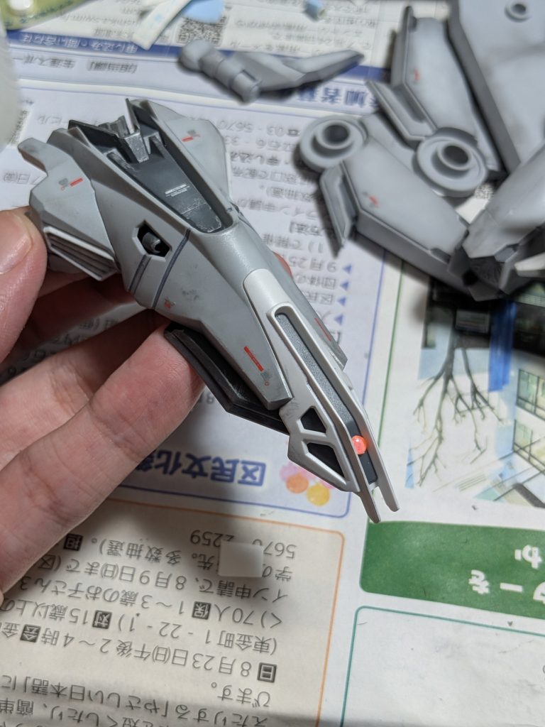 基本的にはパーツそのものは無加工ですが、モノアイのみ、シールではなくウェーブのクリアパーツを使用しています。