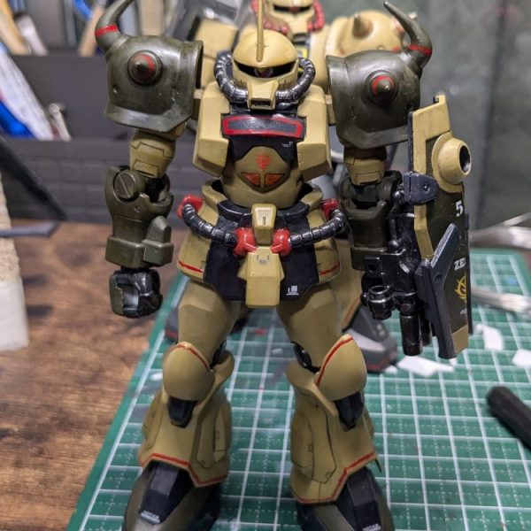うりゃっと。オリーブドラブがいちど固まりかけてたのを無理やり溶かしたやつだったのでだいぶ危ういです。塗料けちっちゃダメですね。赤いラインは雑な筆書き一本勝負。デカールは最低限って感じにしてみました。こりゃあウェザリングで誤魔化すしか。（1枚目）