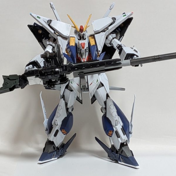 作ってた武器ができました。超遠距離から都市砲撃テロに使います。迎撃されたら、長い砲身、レドームとエネルギーパックをパージし砲撃戦。さらに接敵されたら放棄し、背中のビームライフルを使います。うーん、これは良いテロができそうｗギギは胸とお腹の間の関節をつぶしてすっきりさせました。この方が見栄えが良いですね。５枚目はEX-Sガンダムっぽいポーズ！・・・ですが長すぎたようです。イマイチ締まらないｗやりたいことがさすがになくなってきたのでそろそろ仕上げに入ろうかなと思います。（5枚目）