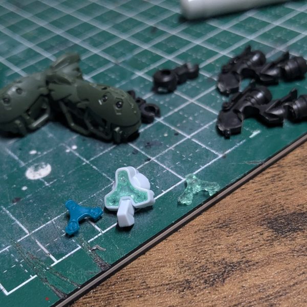 さて次はGQキットのターン。ターゲットはゲルググ・ボカタ機です。GQゲルググは既にママ魔女なやつを作成済みなので、さくっといけるはず。仮組はしてあったので、まずは分解しなおして雑だったゲート処理をひととおり。パーツ多いなあ。背中のスラスタ部分はスガイ機のとき塗りが超めんどかったので後はめ加工。足首部分は穴あけ。マスクのパーツはどう塗るかまだ決めてないけれどとりあえずレジンで複製してクリアパーツ化。キットの出来が良いので改造はこの程度。あとはひたすらちまちま塗ります。白は生成色でもいいかなあ?(4枚目)