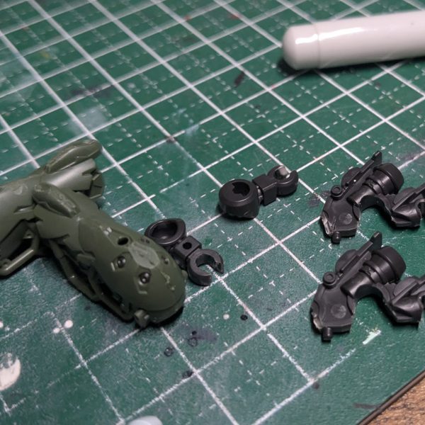 さて次はGQキットのターン。ターゲットはゲルググ・ボカタ機です。GQゲルググは既にママ魔女なやつを作成済みなので、さくっといけるはず。仮組はしてあったので、まずは分解しなおして雑だったゲート処理をひととおり。パーツ多いなあ。背中のスラスタ部分はスガイ機のとき塗りが超めんどかったので後はめ加工。足首部分は穴あけ。マスクのパーツはどう塗るかまだ決めてないけれどとりあえずレジンで複製してクリアパーツ化。キットの出来が良いので改造はこの程度。あとはひたすらちまちま塗ります。白は生成色でもいいかなあ?(2枚目)