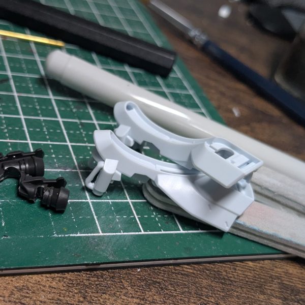 さて次はGQキットのターン。ターゲットはゲルググ・ボカタ機です。GQゲルググは既にママ魔女なやつを作成済みなので、さくっといけるはず。仮組はしてあったので、まずは分解しなおして雑だったゲート処理をひととおり。パーツ多いなあ。背中のスラスタ部分はスガイ機のとき塗りが超めんどかったので後はめ加工。足首部分は穴あけ。マスクのパーツはどう塗るかまだ決めてないけれどとりあえずレジンで複製してクリアパーツ化。キットの出来が良いので改造はこの程度。あとはひたすらちまちま塗ります。白は生成色でもいいかなあ?(3枚目)