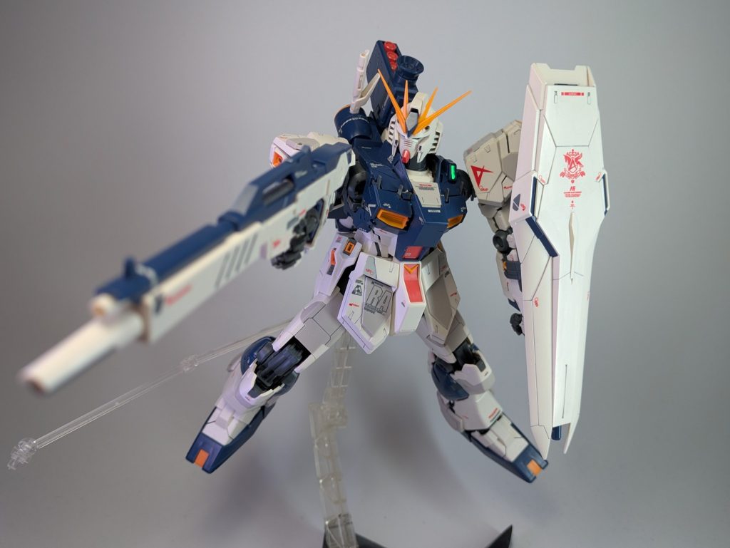 一般販売と違う所は成形色がちょっと違う所とサイコフレームがクリアブルーなところです。