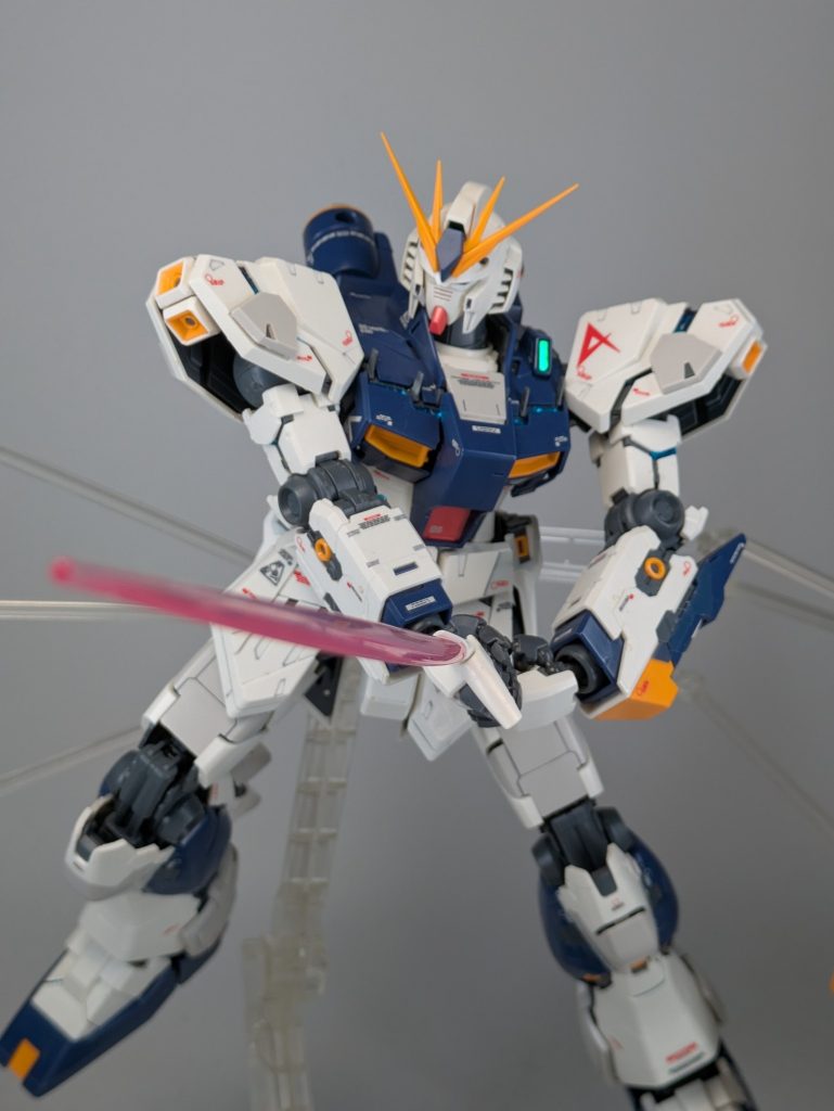 少しサイコフレームが展開するよ