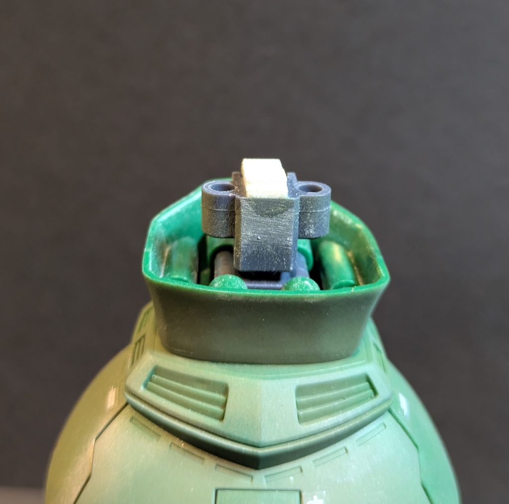 このシリーズの定番カスタムを参考にプラバンで胴体の延長をしました。