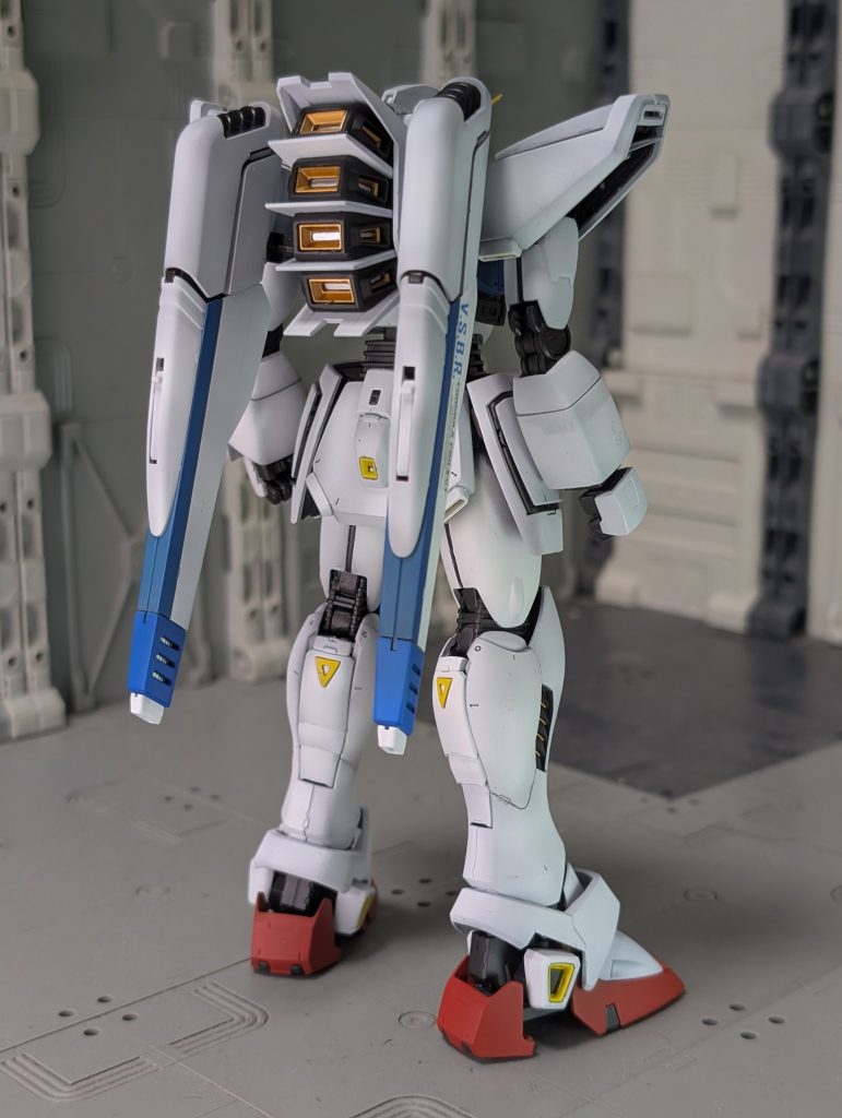 背面。パーツが細かい。黄色い三角まで別パーツとは。