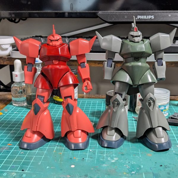 GQゲルググつくったあとでゲルググってなんだっけてきなゲシュタルト崩壊しそうになったので、次は本家ゲルググさんをここらで作ってみようかと。どちらかというとふるいHGUCなので、良し悪し言われるキットではあるんですが、私はこの出来は好きな部類。あまり大きな改造はせずに、先人の知恵を借りつつ、胴で1.5㎜、足首で1㎜の延長、肩まわり隙間詰めだけ工作。あとは足の付け根をそれぞれ1.5㎜程度横ひろげる修正してみたり。あとは足回りをMG参考にしつつスジボリ足して作ってみようかなあ。（2枚目）