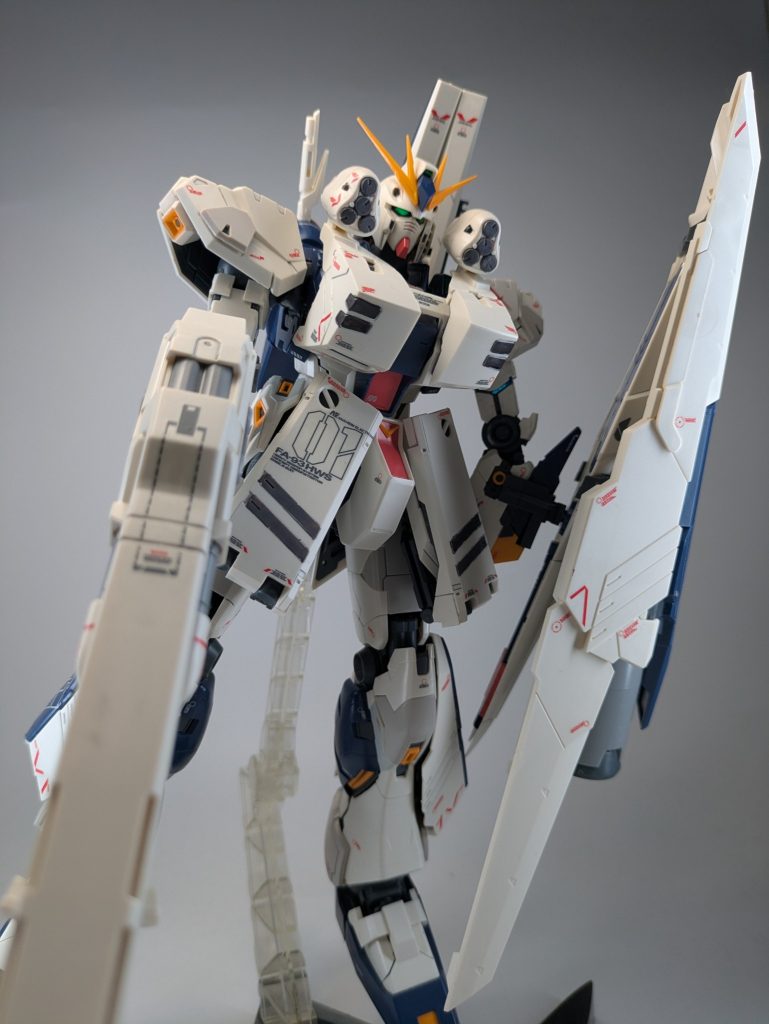 武装が重すぎてポーズができず・・・MGなので大きくて組みごたえがあります。
