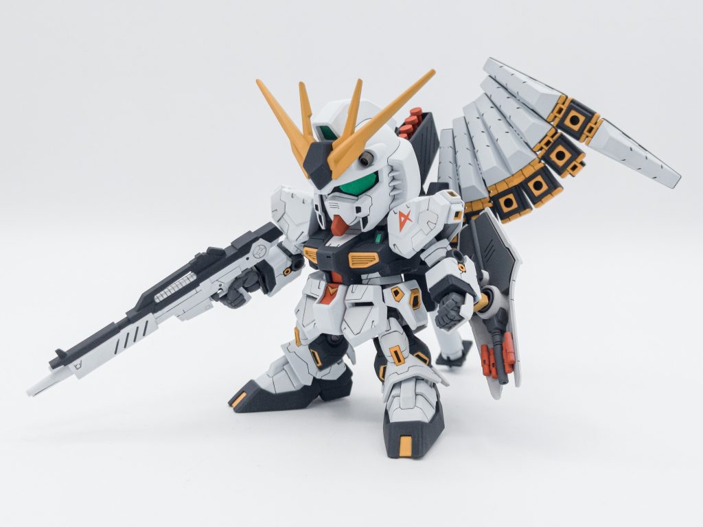 塗料はKaleido Colorworksを使用しています。肩アーマーと膝中央のバーニアの黒のみフィニッシュシートの黒を使いました。残りは形状的に切り出しが難しかったのでエナメル塗装で処理。
