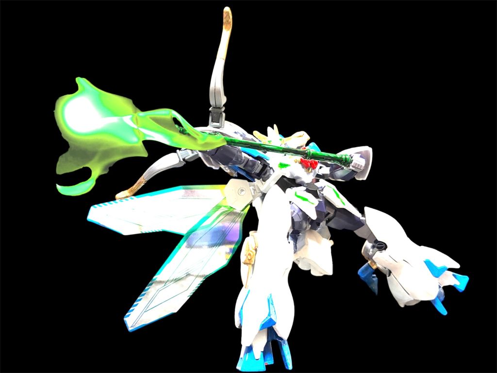 必殺技「Meteor des Windes」。百均ドール用槍に「風」属性を意識したクリアグリーンで塗りつぶした特殊弾頭を、同じく百均弓矢をミキシングしたカタパルトアームで放つ‼️