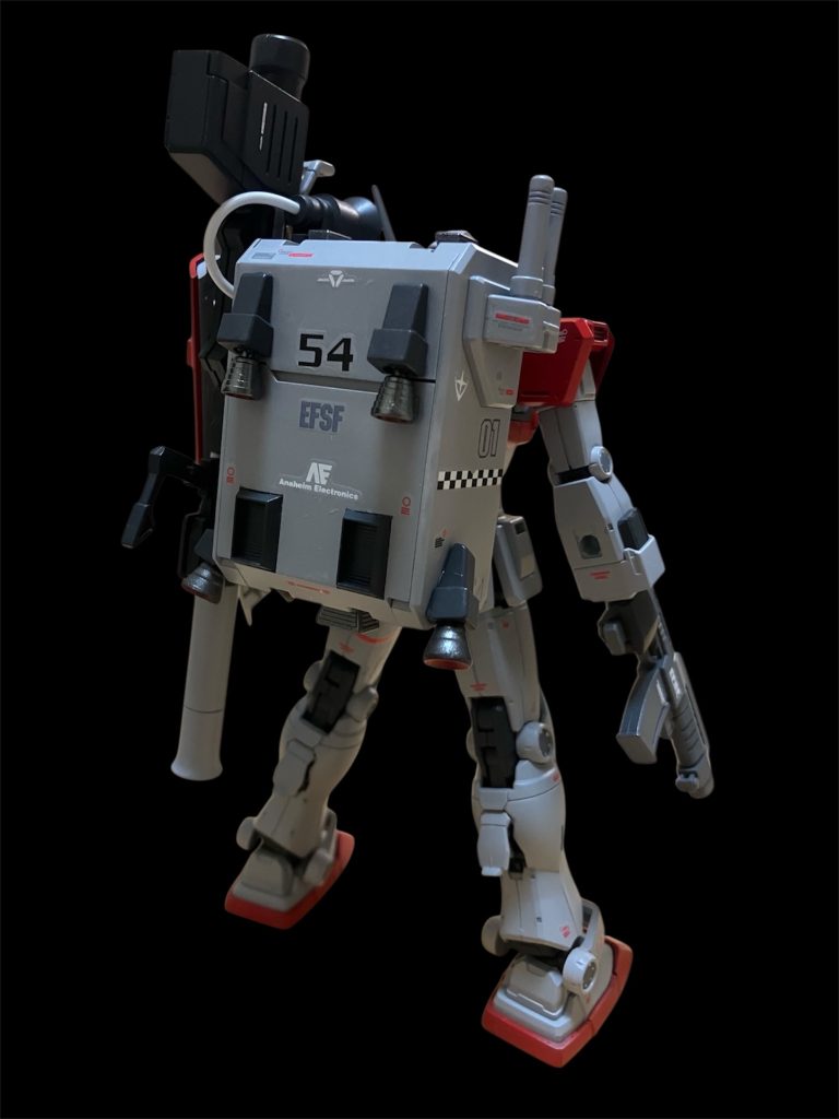 陸戦型ガンダムの背部コンテナを背負っています。前回投稿時も書きましたがこの機体が出てくる物語は知らないのですが、ランチが出てくるというのを知りました。その上で、コンテナをランチに改造しようとしてたのですが…。気付いたら背負わせる為に改造していました。コンテナにはバーニアなどなど好きなように取付ました。ごちゃごちゃしてますが結構気に入っています。