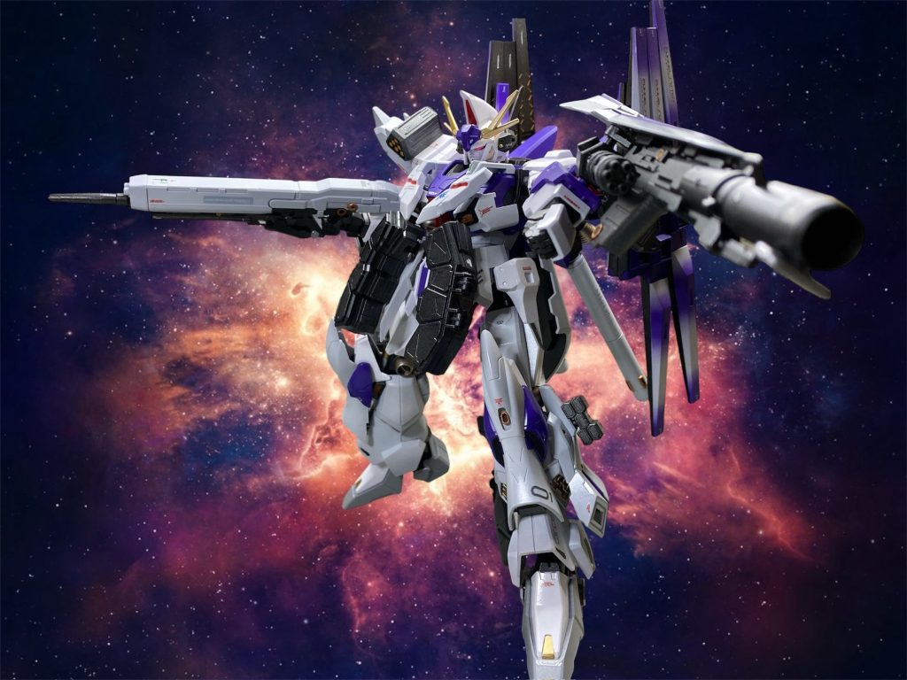 頭部には、ベース機では未装備であったバルカン砲をオプションポッドとして装備。&nbsp;携行する武装に関しても、HWS用に設計されたメガビームライフルや、シールド裏にマウントしたまま発射出来るバズーカ、外付けの90mmマシンキャノン、マニュピレータで保持せずに展開可能なボックス型ビームサーベルなど、アムロ大尉が多用した戦法を参考に配置されている。