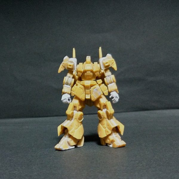 製作中のリックディアスここまで進みました。ここでプロポーションの確認を🤔元キットと比べて、やはり首を下げたのと肩の位置を上げたのが解りますね😊そこで今回もここからプラ板を貼ろうと思います🤣（2枚目）