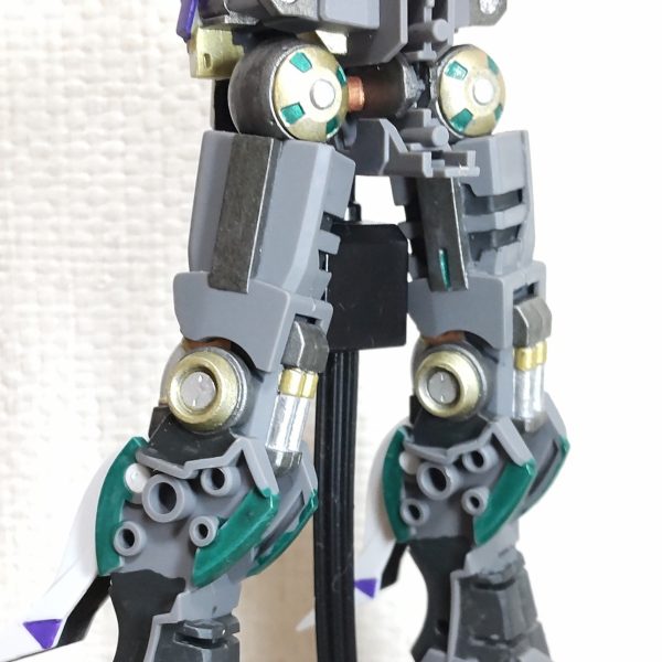昨日のサミットをモチベに作業を進めています😁。とりあえず下半身のフレームを塗装して組みました😄。部屋の気温、32℃💦。この部屋での地獄の作業、表面処理😓。扇風機回すと削りカスが舞う🌪️。下半身の装甲や脚部パーツの表面処理しました😄。やる気はあるが暑い☀️😵💦💦💦💦。氷アイスでも食べて頑張ろう😁。最後の写真は、バレーボールおじさんの『マゼラン❓️アタック』に対抗して作った『マゼラ・トップ❓️』、サミットで本人に直にお披露目しました😄。&nbsp;&nbsp;（3枚目）