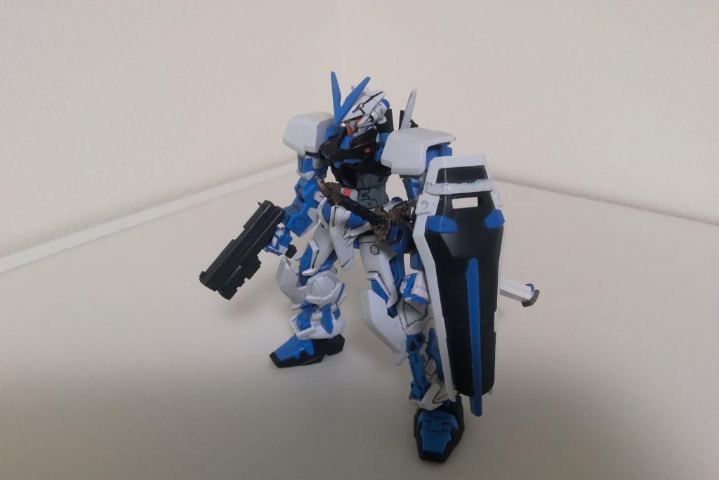 正面からHGアストレイブルーフレームにビルダーズパーツMSランチャー01の刀を持たせてみました。一部塗装(ガンダムマーカー)とアンテナのシャープ化をしています。ビームライフルの持ち手の人差し指が折れたので、普通の方の武器持ち手に替え、手に持っているのはコトブキヤのハンドガンです。