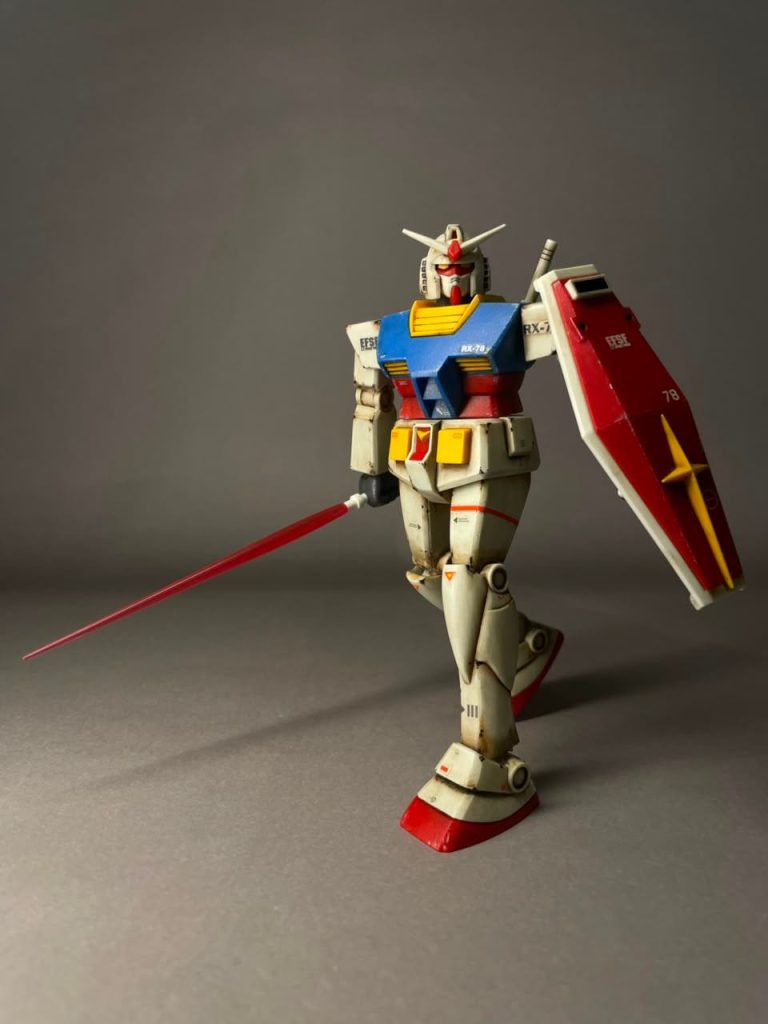 Being able to tilt the head down gives the gundam a more menacing look.
