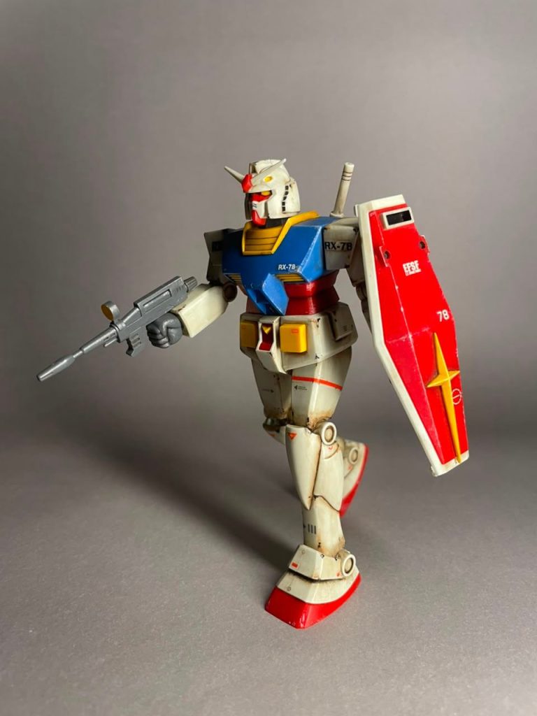 I modified the head and leg connections using pieces of the Ballden Arm Set, also i separated the torso and made it able to rotate through a peg and polycap connection.