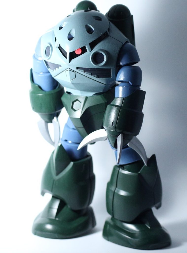 モチーフにしたのは旧キット ズゴックの説明にある塗装イメージです。偶然ですが最近1/100サイズの旧キット ズゴックを買ってしまいました。つぶやきに全く違うタイプのモビルスーツが欲しいけど悩んでいるお話をした数日後に突然ズゴックに戻ってきたので自分で驚きました。やはりこの蟹、格好良いですね。そして相変わらず関節はクタクタです。