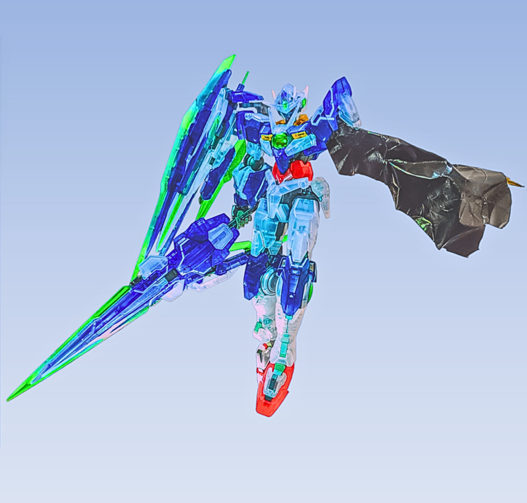 ■ 機体設定：左腕はGN粒子とELSとの融合体、ONとOFFモードがあり、通常（OFFモード）はマント状態に擬態、左腕は無し、この状態が基底状態であり、安定している。必要に応じてマント状態から腕として実体化（ONモード）、腕は赤く発光し、常時トランザム状態で、常時暴走している。この暴走する左腕に対応した新規武装として槍状の新規武装ＧＮバスターランス“ＨＯＫＯ”も左腕と共に生成される。目にも留まらぬ速度で振るう高速の槍が最大の攻撃ではあるが、その実態は暴れる左腕をそれ以外の全身で抑えつけているという極めて大きな機体負荷がかかる攻撃であり、通常の機体なら一瞬で左腕が千切れるがELSと同化したクアンタは、千切れる左腕を同時修復しながら攻撃を継続できる。接近戦における一対複数戦には有効だが、それゆえに、攻撃時以外はOFFモードで運用している。　■ アシンメトリー構成：ガンプラ的には、通常クアンタの左肩にあるシールドですが右肩に取り付け位置を変更、さらに右腕にＧＮソードⅣフルセイバーを持たせ、OFFモードでのアシンメトリーを強調。　■ 装甲、マントの質感：ベースとなる機体はガンダムベース限定のクリアーVerを使用、スミ入れ、つや消し、ELSと同化したことを半透明な装甲として表現。自作のマントについては、黒のアルミテープを使用。アルミだからこそ可能な鋭いシワ感と固定力を実現。ホームセンターなどで購入できます。空調ダクトの継ぎ目などに使用するものです。