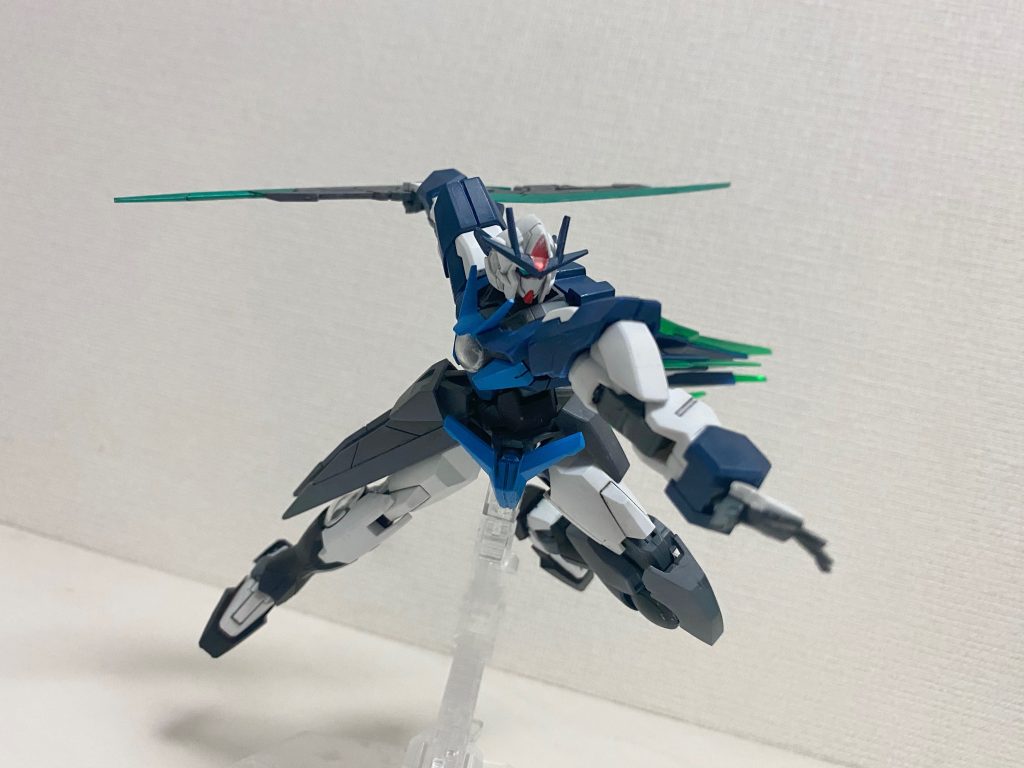 レイザーブレードを連結させての跳躍ポーズ。&nbsp;本当は中盤で彩葉が帝に切り掛かるシーンを再現しようとしたんですが、可動域の問題で中々上手くいかず……