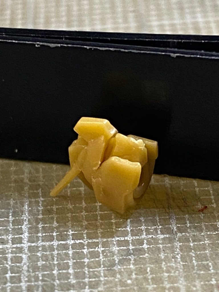 アゴのパーツが成形不良？削ってプラ材を貼り付けました。