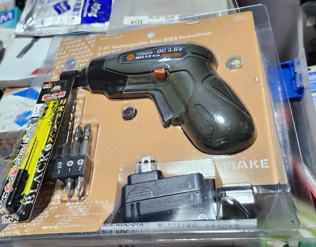作品名：ダメージ表現と独白<p>ダメージ表現をしたいが為に小型ドリルを買った 穴も開けられるし六角軸なら互換性が高く多用途</p>

