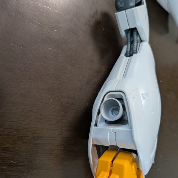 今回はRE1/100リントヴルムを少しだけ改造して制作してます。１ヶ月程、家庭の事情により中断していましたが、おおむね改造箇所や新規スジ彫りとモールド彫り直し、ヤスリがけまで完了しましたので投稿します。膝アーマーに新規スジ彫り追加、肩アーマー下がスカスカだったので、余剰パーツでフタを追加、ふくらはぎ後ろ上部に新規スラスター追加、ふくらはぎ後ろ下部のスラスターをバーニアに変更、リアスカートを分割してＭＧシナンジュスタインのリアスカートに変更しました。完成イメージはZガンダムっぽい塗装にしようと思っています。（5枚目）